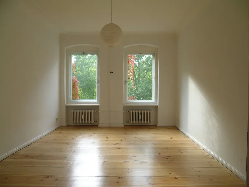 Am Wartheplatz: Ruhige AB-Wohnung im Gartenhaus, Wannenbad, abgeschliffene Dielen. — photo 1